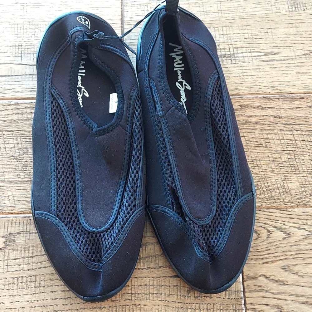 Never worn Maui water shoes